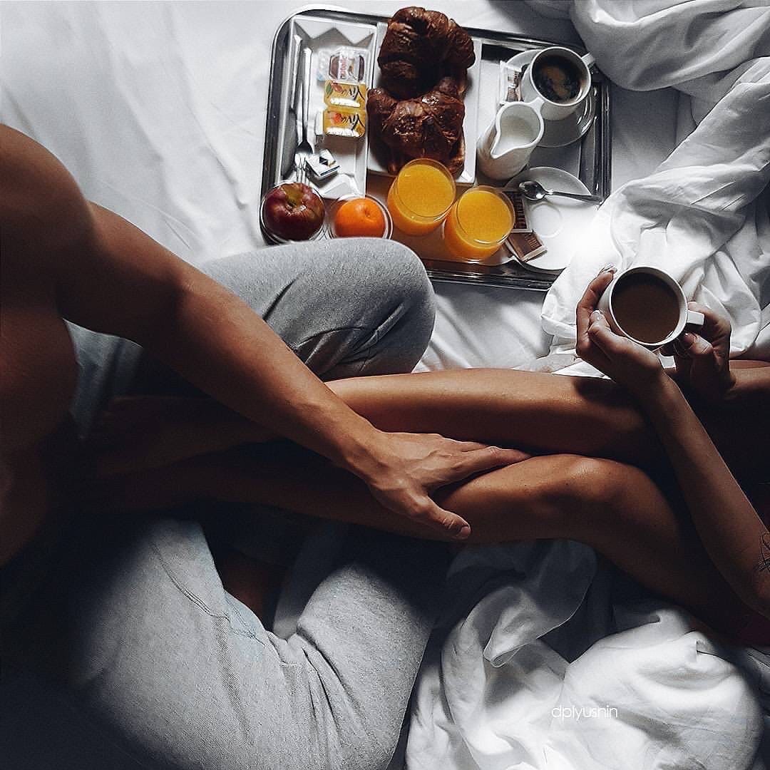 Молодые подружки отблагодарили друга групповым сексом за романтический завтрак в постель