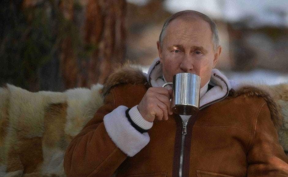 Многие отметили, как комичны официальные фотки нашего престарелого мачо, снова отдыхающего в компании министра обороны на его тувинской родине
