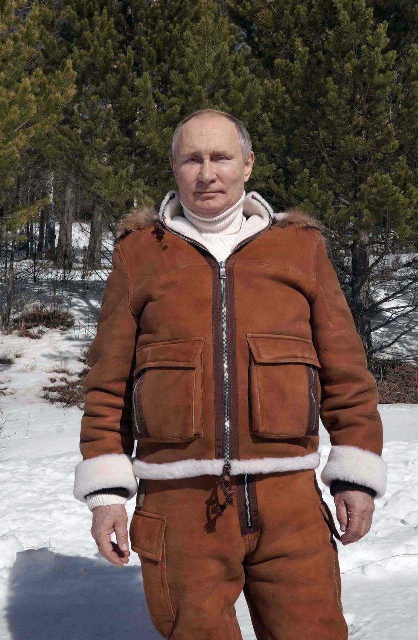Многие отметили, как комичны официальные фотки нашего престарелого мачо, снова отдыхающего в компании министра обороны на его тувинской родине
