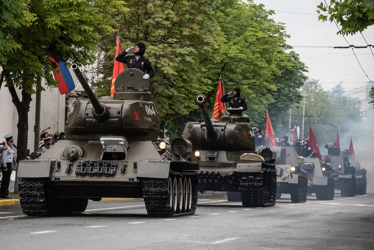 Победа севастополь. Парад Победы в Севастополе. Парад Победы в Севастополе 2021. Парад 9 мая Севастополь. Т-34 парад Севастополь.