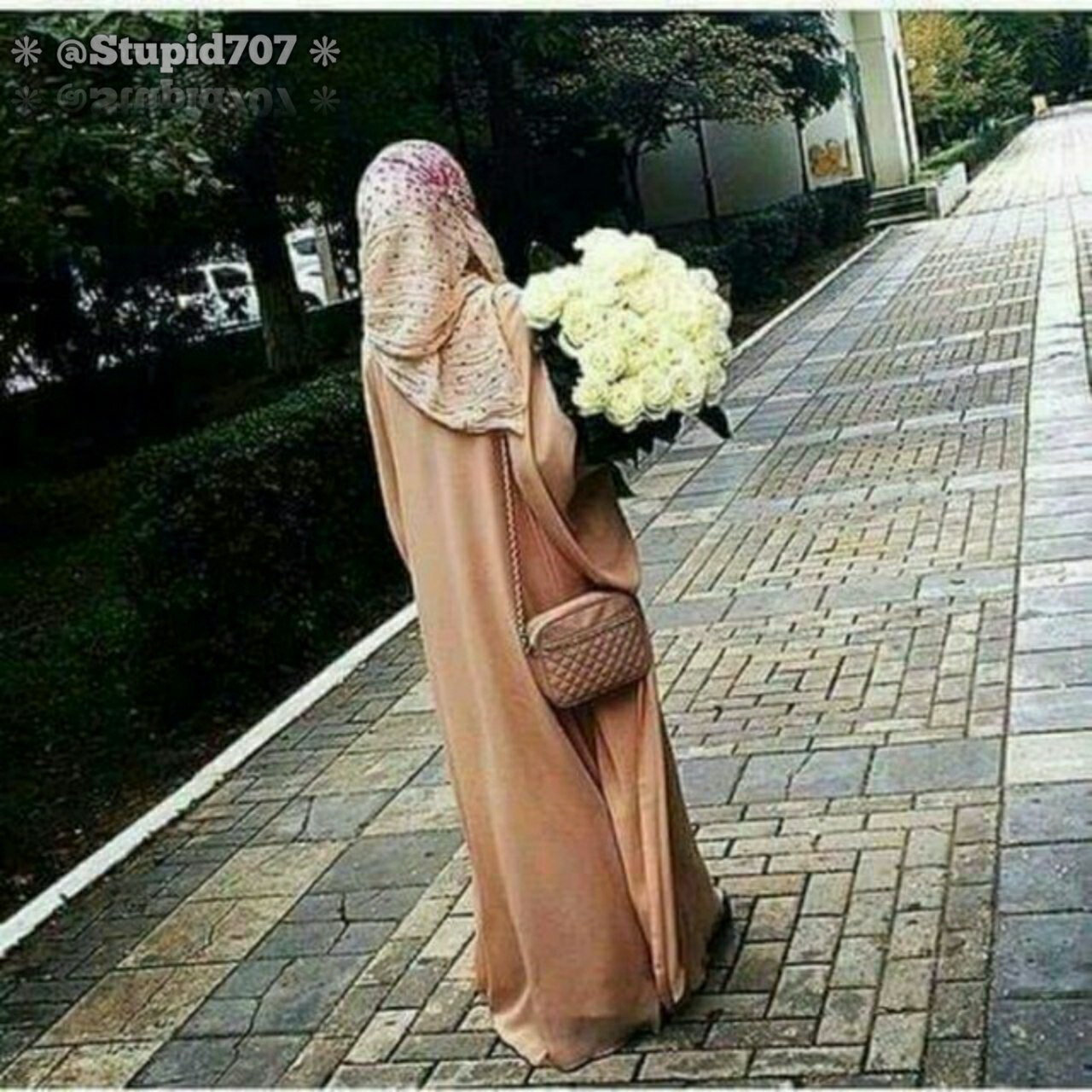 Мусульманка с букетом цветов